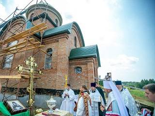 На Киевщине управделами УПЦ освятил накупольный крест в возрождающемся Межигорском монастыре